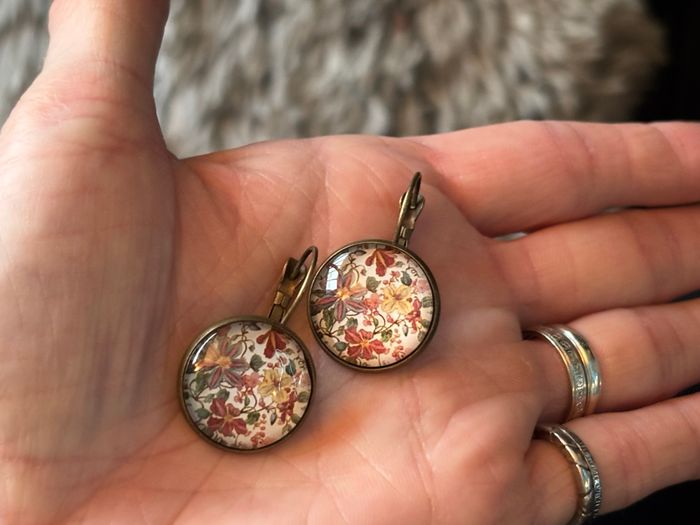 Boucles d’oreilles dormeuses fleuries - photo numéro 2
