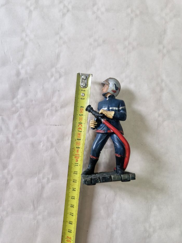 Figurine / statuette , pompier avec sa lance - photo numéro 5