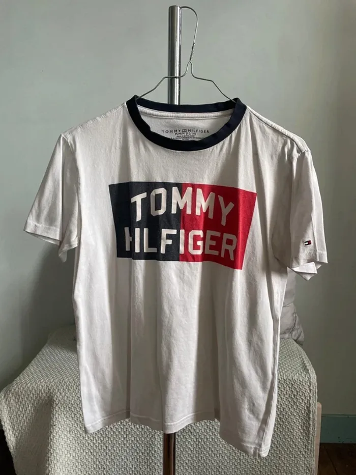 Très jolie t-shirt Tommy Hilfiger 12 ans.