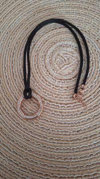 Joli collier avec rond central