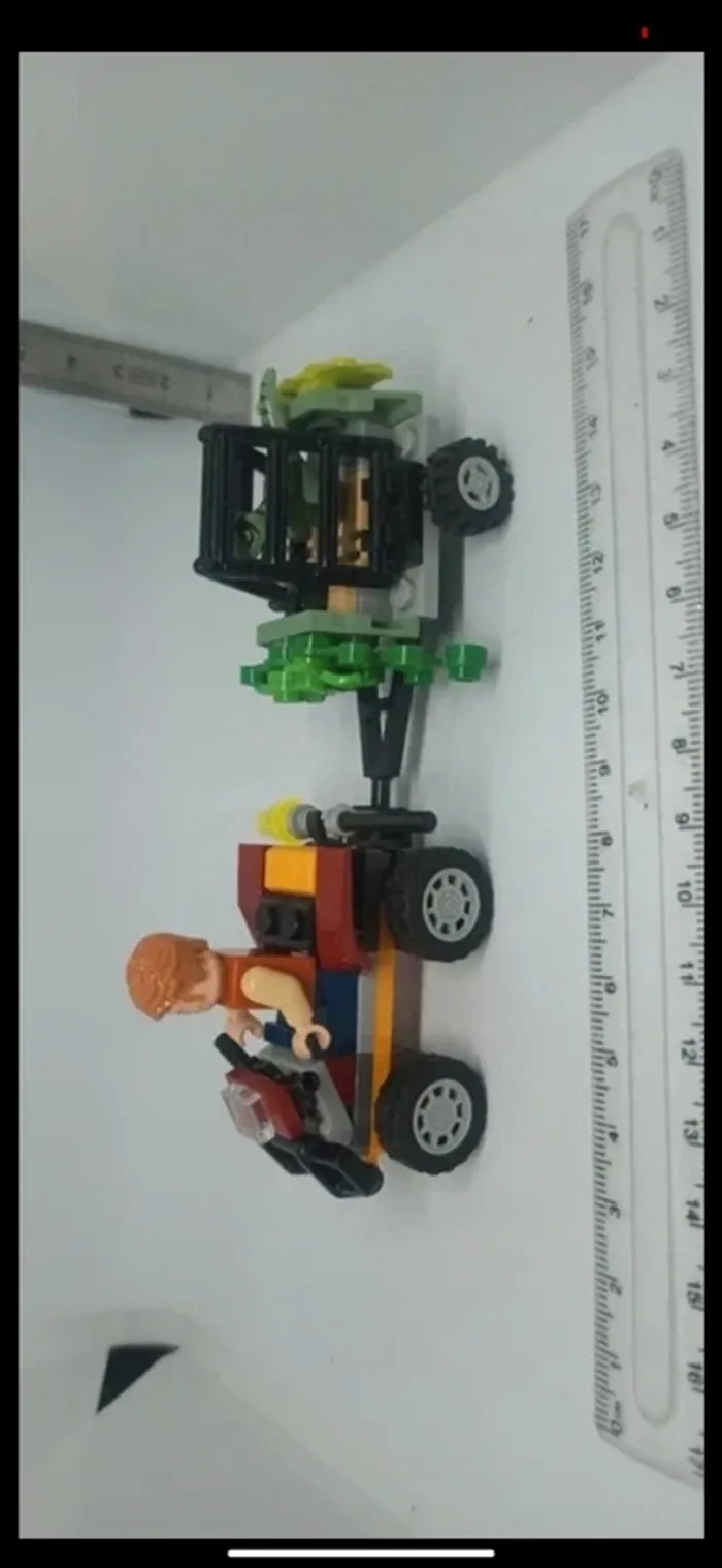 Owen dans véhicule quad avec remorque et bébé dinosaure raptor en cage lego - photo numéro 2