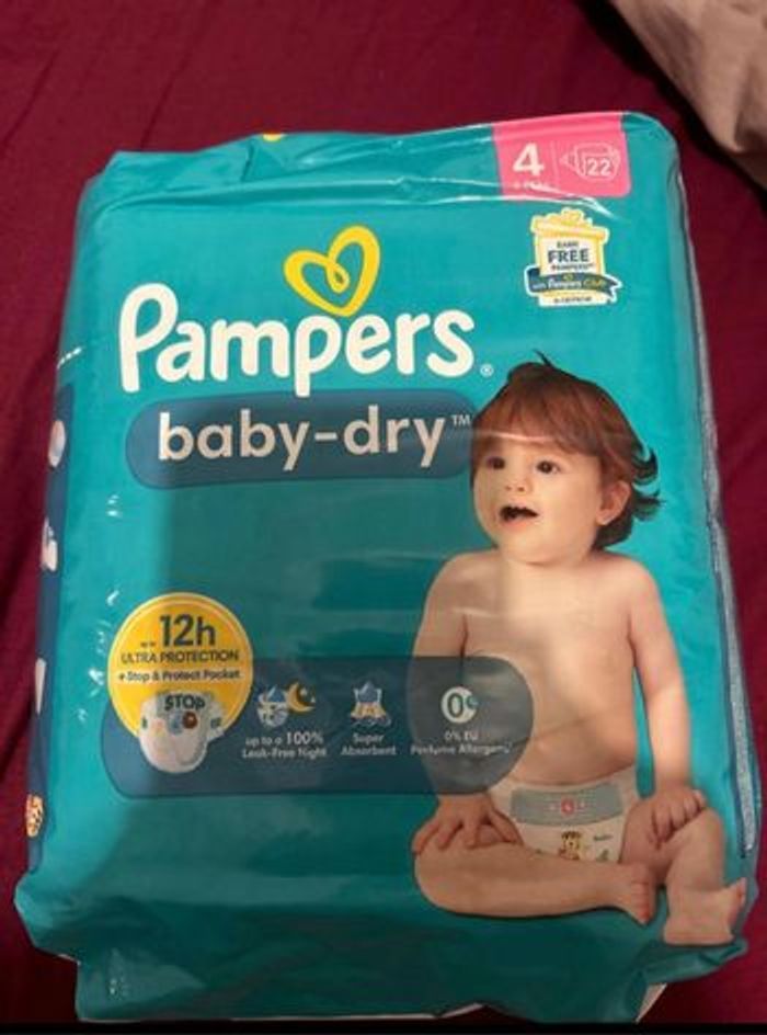 Couches  baby dry Pampers taille 4. 9/14 kg neuf