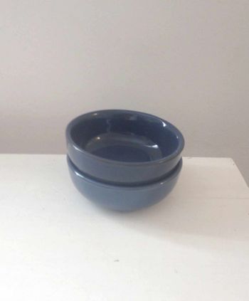 2 petits ramequins bleus foncés nuancés