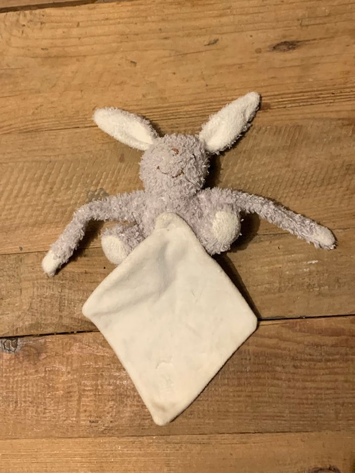 Petit doudou lapin avec son mouchoir