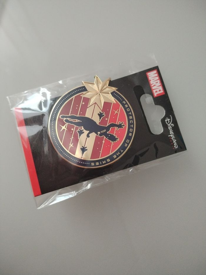Pin's rond étoile capitaine marvel - photo numéro 2