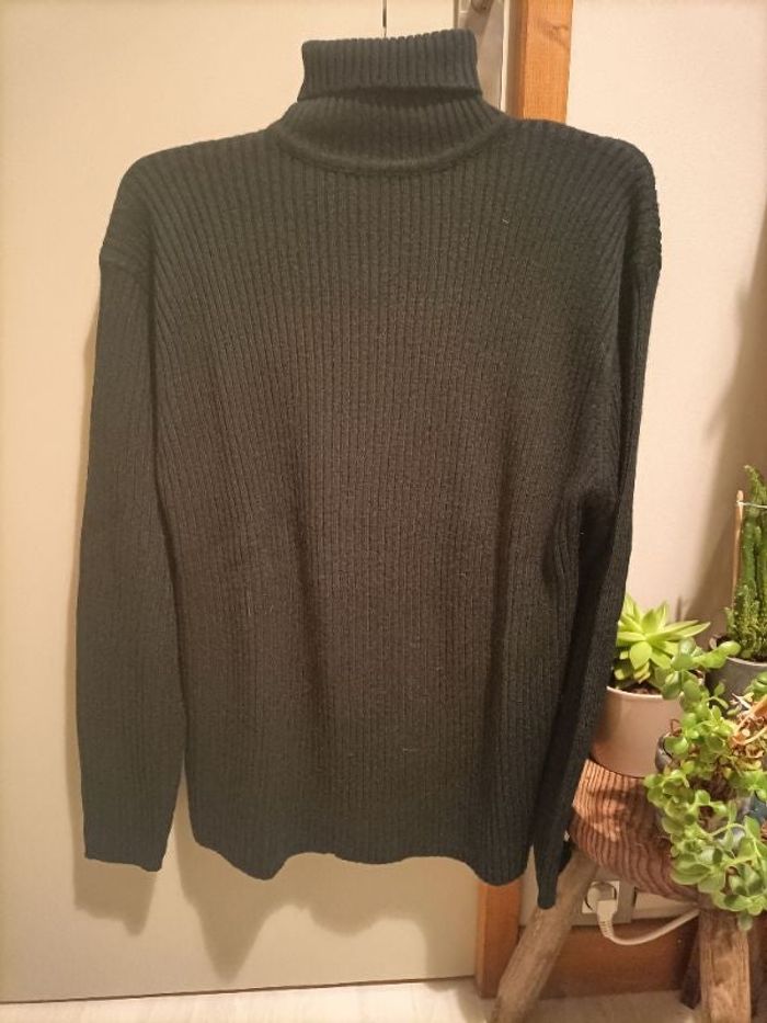 Pull noir côtelé avec col roulé