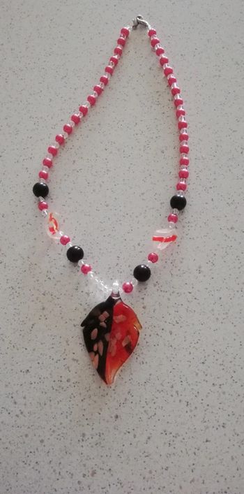 Collier feuille rouge&noir