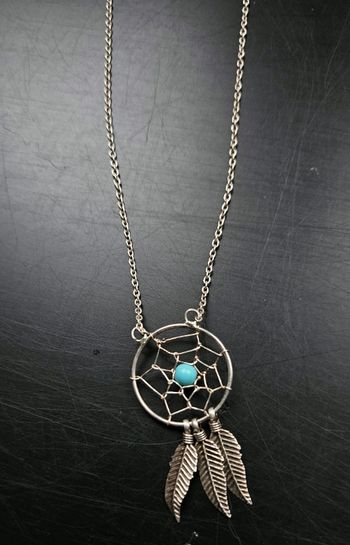 Collier attrape-rêves argenté avec perle turquoise – style bohème