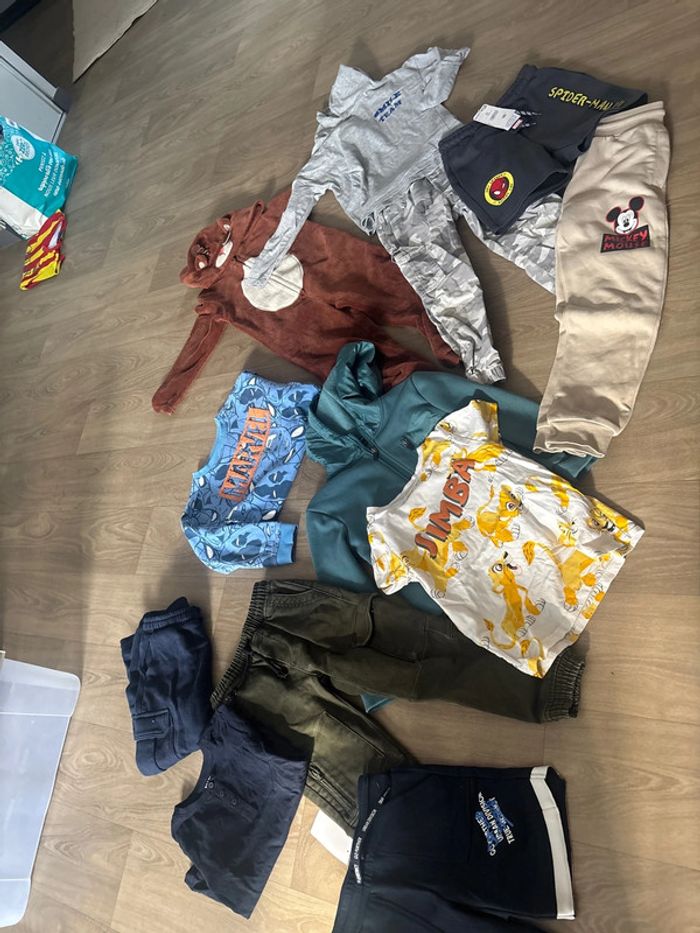 Lot 12 vêtements garçon 6 ans