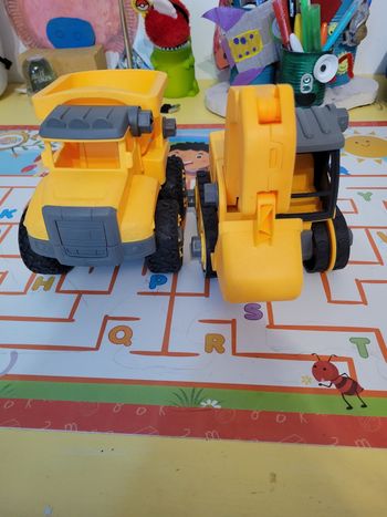 Camion benne et pelle mecanique