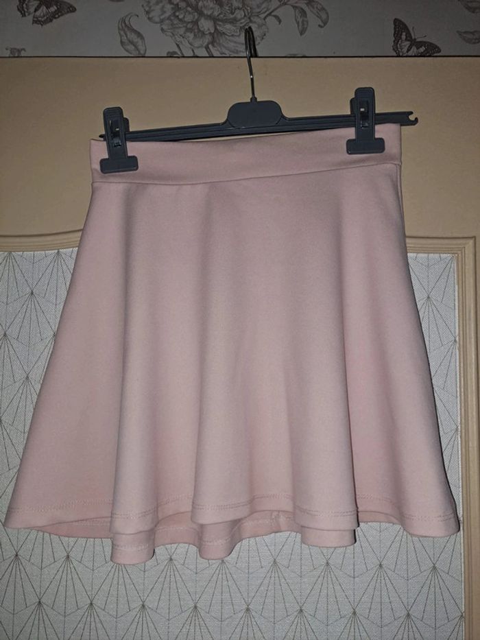 Jupe rose 36-38 trapèze. 2 micro tâches à peine visibles