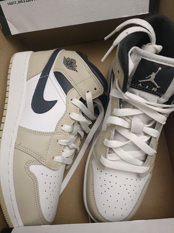 Air Jordan 1 mid pointure 39 neuve