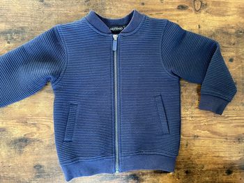 Veste bleue avec fermeture éclair