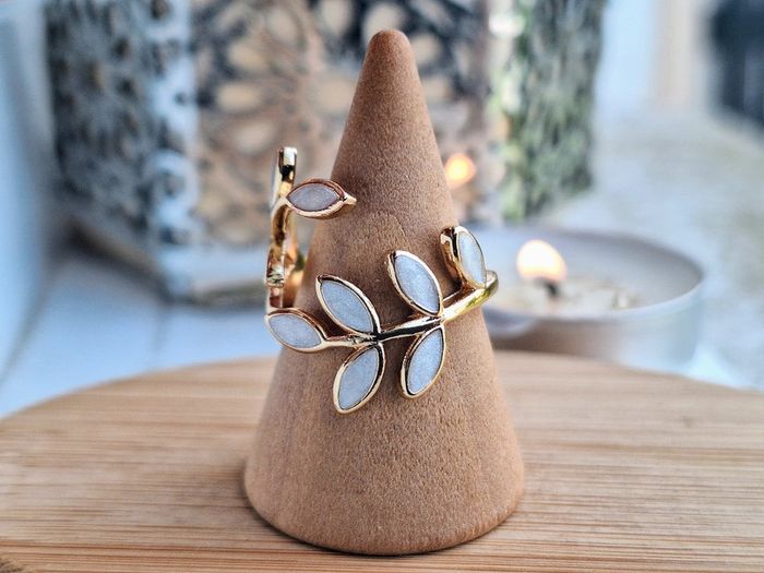 Bague Ouverte réglable en feuille Doré minimaliste, feuille en nacre blanche, feuille de Dainty - photo numéro 4