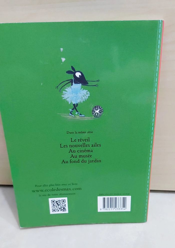🌺 Livre (école des loisirs) : Poka & Mine le football - photo numéro 2