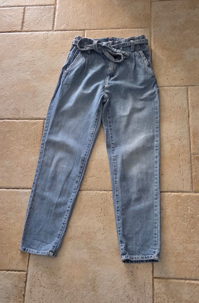 Jean mom Bershka taille haute avec ceinture – coupe tendance – T. XS – excellent état - photo numéro 2