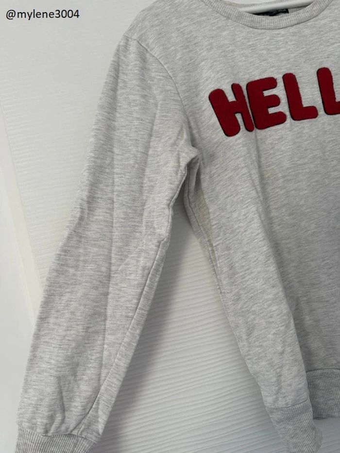 Sweat blanc crème avec écritures rouges "Hello" à manches longues - photo numéro 3