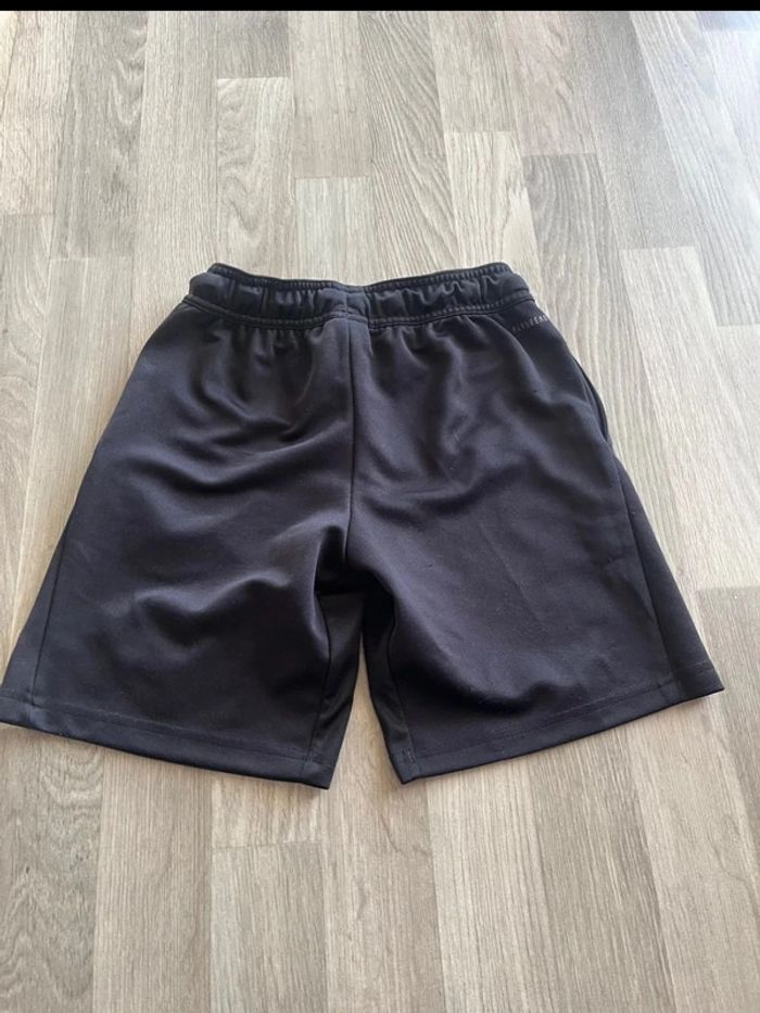 Très beau short ADIDAS taille 9 / 10 ans - photo numéro 2