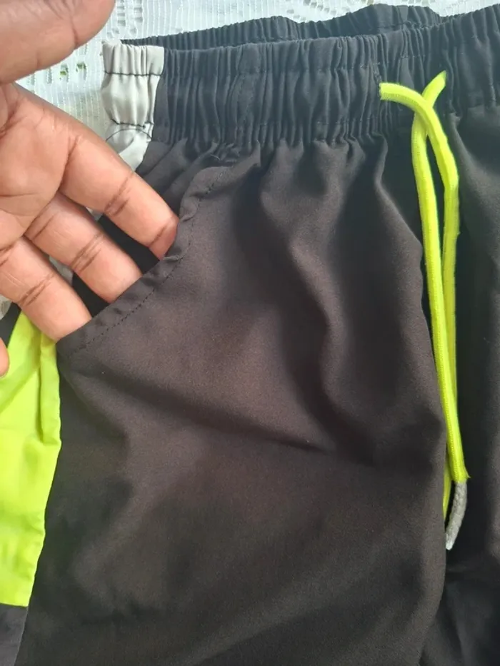 Short style Lacoste noir gris et vert fluo - taille 12 ans - neuf - photo numéro 2