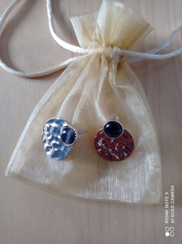Paire de boucles d'oreilles dorées et noires martelées, NEUVE - photo numéro 3