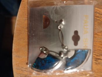 Boucles d'oreilles percées neuves