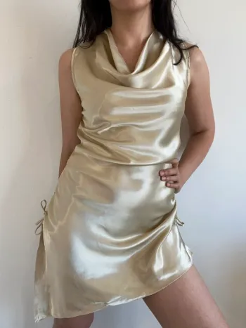 Robe y2k en satin plissée taille S 🍦