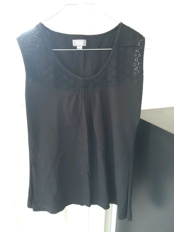 Débardeur noir encolure dentelle