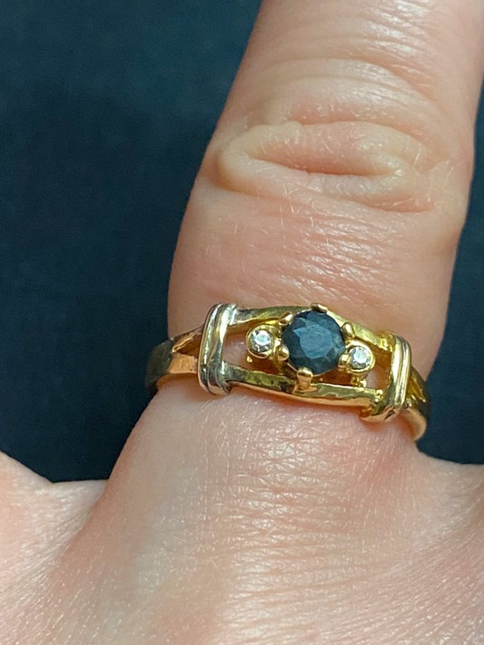 Jolie bague en plaqué or avec pierres noire et blanches T. 55 femme TBE - bijoux fantaisie