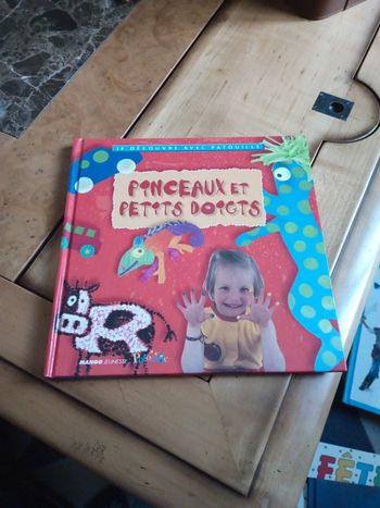 Livre pinceaux et petits doigts