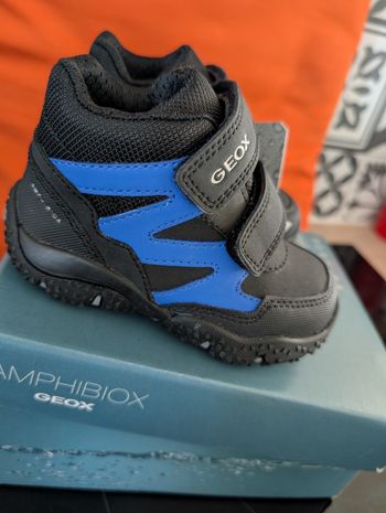 Chaussures montantes garçon. Chaudes et imperméables. Taille 23. Neuf. Geox