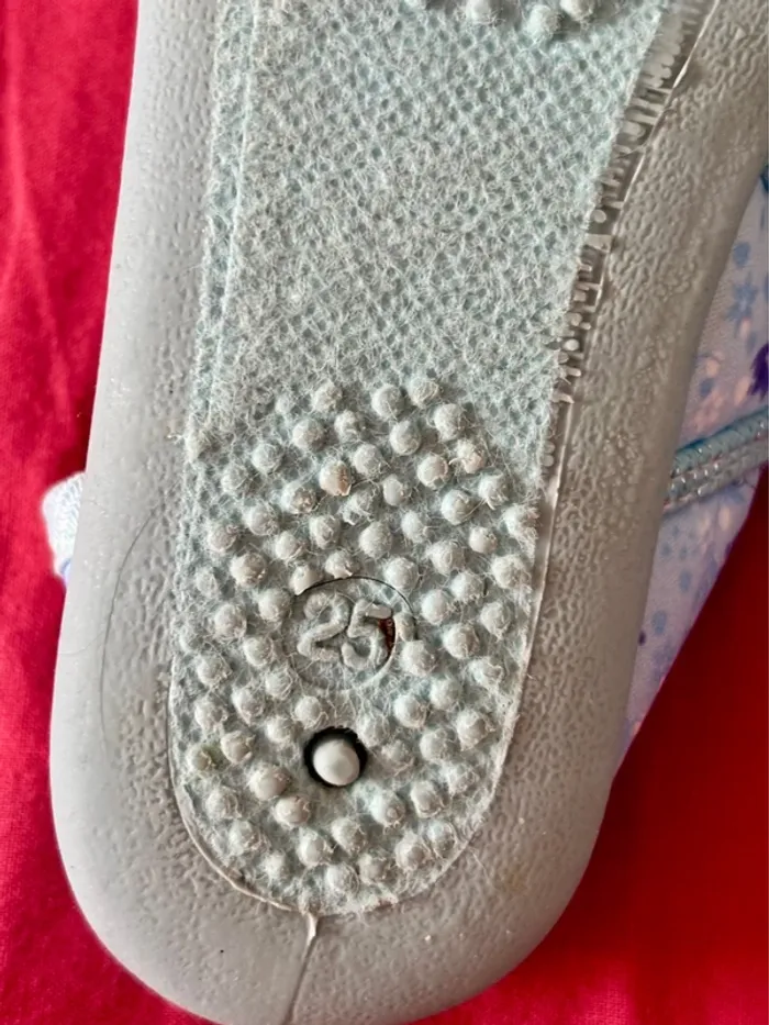Chaussons ballerines bon état général taille 25 La reine des neiges - photo numéro 6