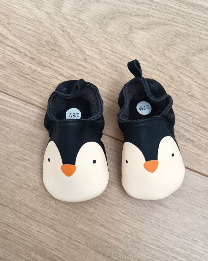 Chaussons pingouins neufs 0/6 mois