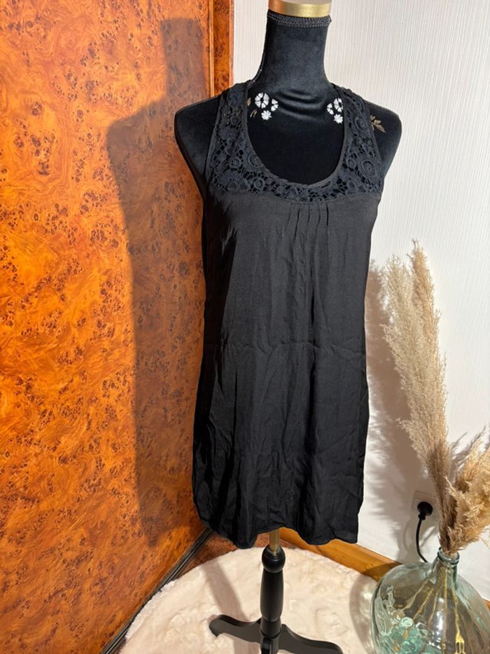 Robe noire Etam avec dos en dentelle taille M - photo numéro 2