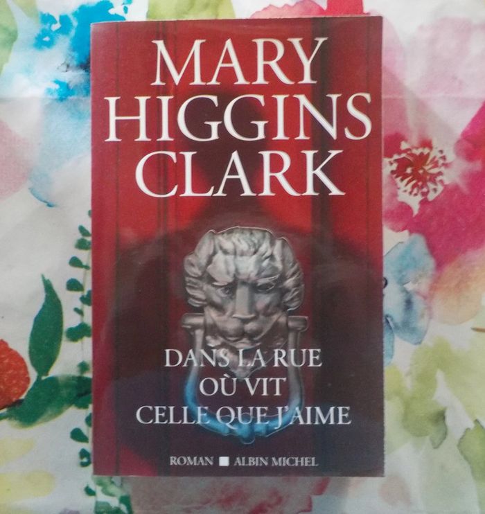 Dans la rue où vit celle que j'aime de Mary Higgins Clark Ed. Albin Michel