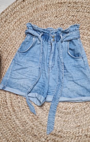 Short en denim bleu clair H&M avec ceinture