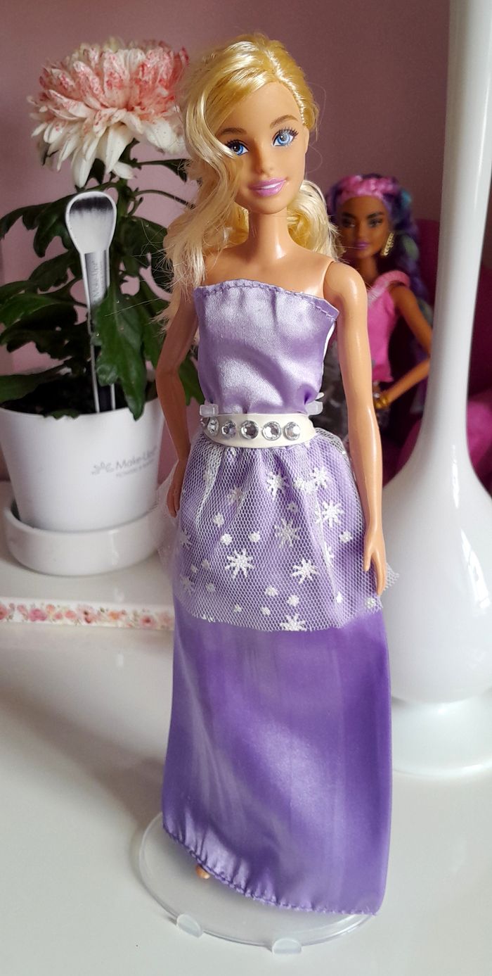 barbie blonde en robe de princesse lila - photo numéro 3