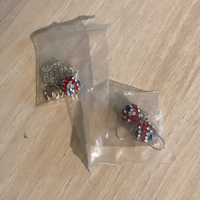 collier et boucles d’oreilles londres