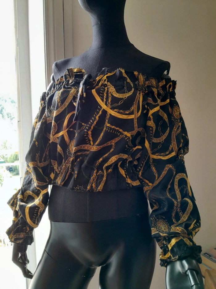 Haut à épaules dénudées manches longues motif chêne noir et dorée - photo numéro 7