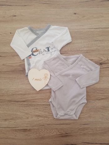 Lot bodys 1 mois