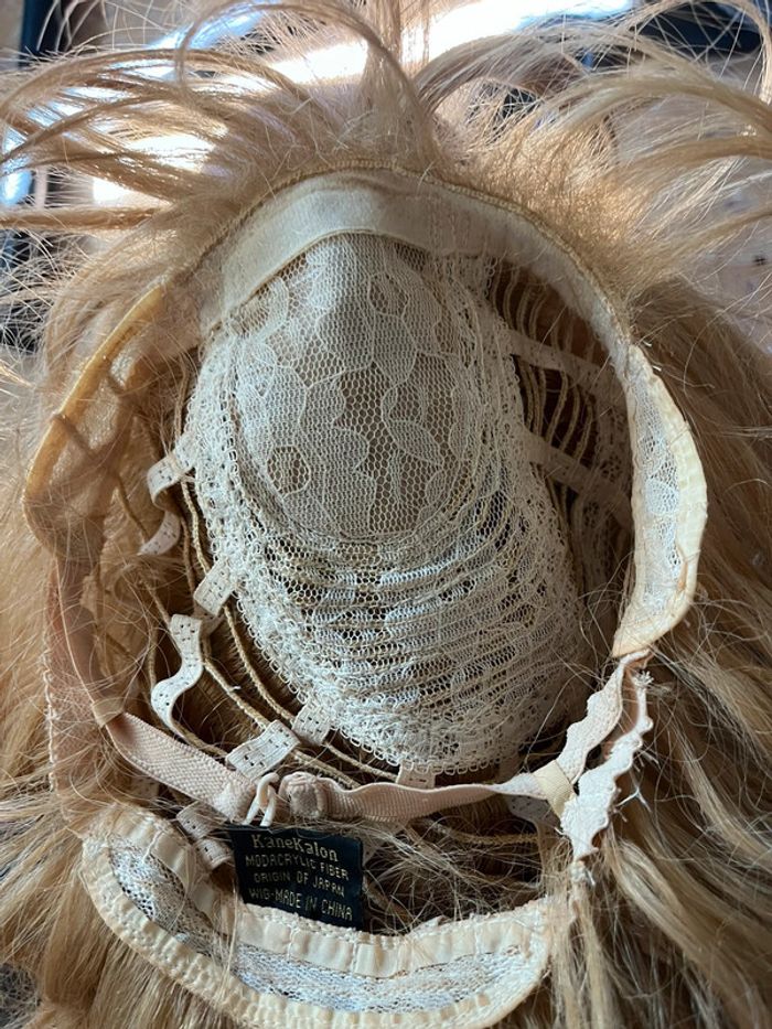 Perruque blonde courte en fibre Kanekalon – effet naturel/ belle couleur - photo numéro 6