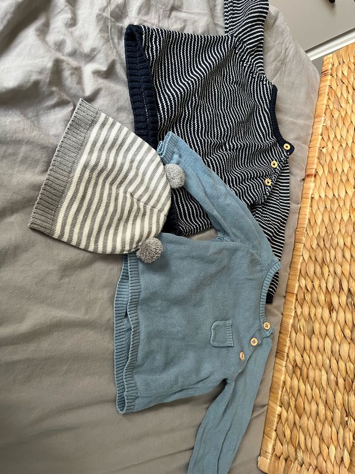 Lots deux pulls et un bonnet