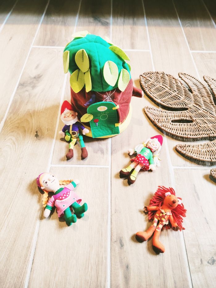 🧝Maison/arbre magique en tissu/peluche avec 4 lutins
