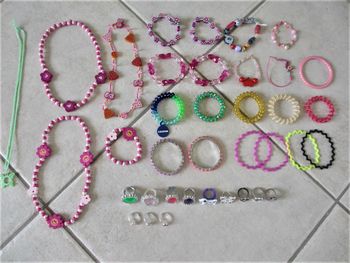 Lot colliers, bracelets, chouchous ressort, bagues