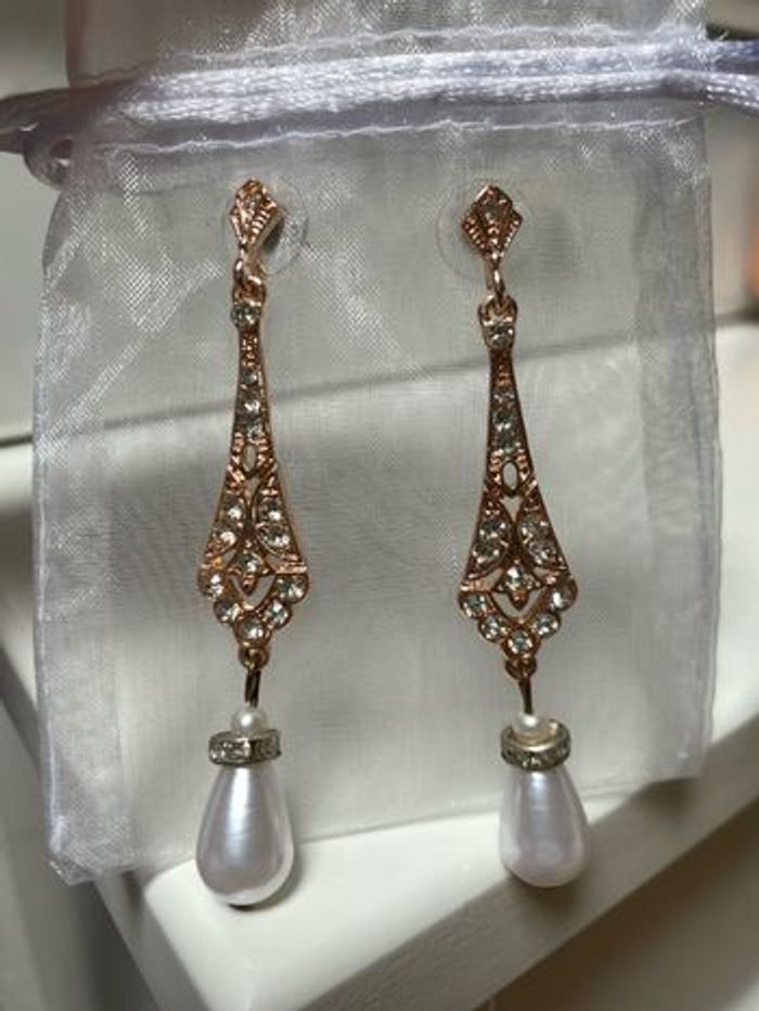 Très jolies boucles d'oreilles fantaisie rosé strass et perles - photo numéro 3