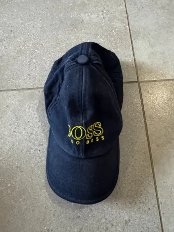 Casquette enfant hugo boss, taille 50, il y a des marques d'usures