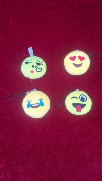 lot de 4 porte clefs smilley rigolo