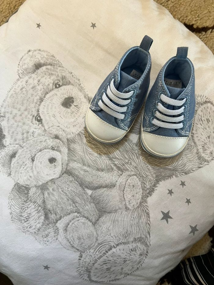 Très belles chaussures de bébé