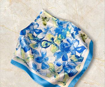 Foulard carré bleu vert blanc motifs fleurs