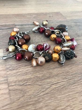 Bracelet argenté à breloques pendantes