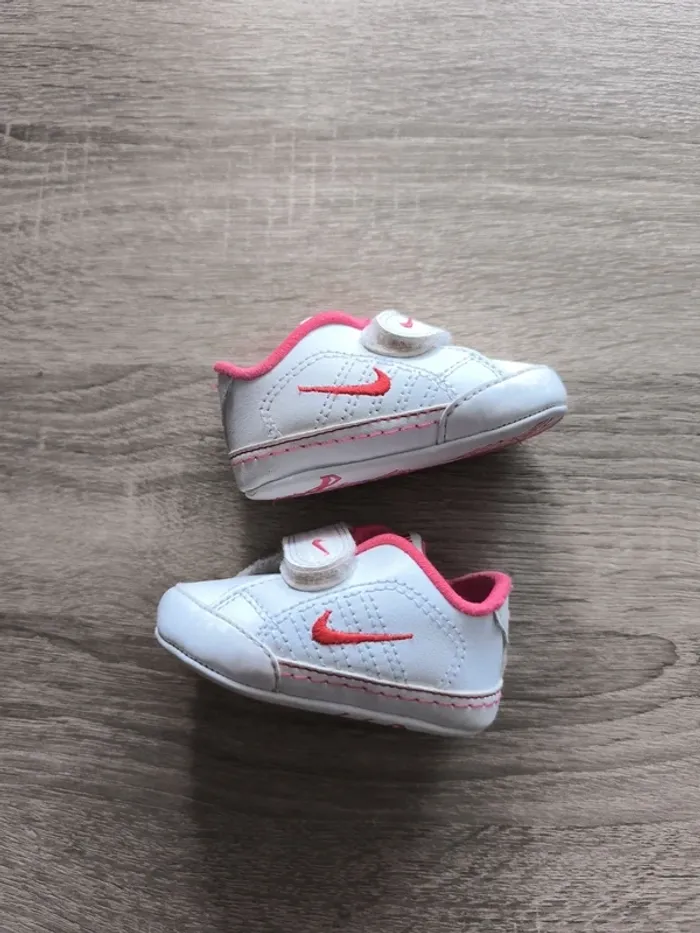 Baskets scratch Nike bébé taille 16 - photo numéro 2